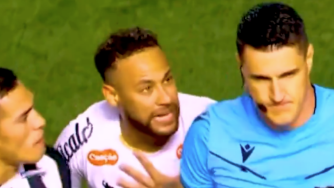 Santos vence Atlético-MG em jogo marcado por polêmica de gol anulado