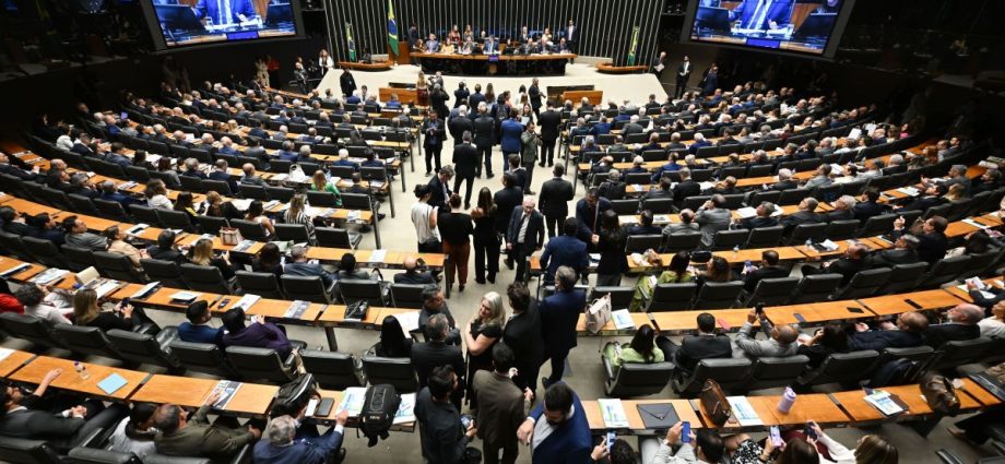Câmara dos Deputados aprova novas diretrizes para o seguro-defeso dos pescadores