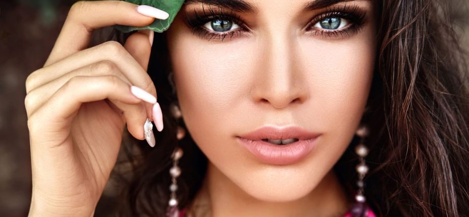 O Retorno do Esfumado Sexy dos Anos 90 na Maquiagem de 2026