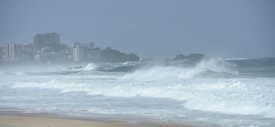 Marinha emite alerta de ressaca no Rio com ondas de até 3 metros