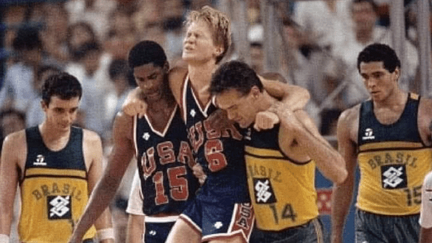 Steve Kerr presta homenagem a Oscar Schmidt antes de partida do Warriors