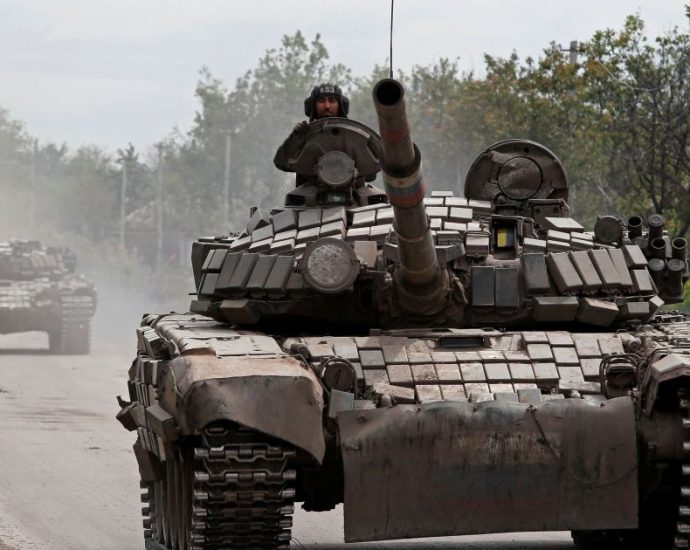 Rússia Declara Vitória em Luhansk, Mas Análises Sinalizam Realidade Divergente
