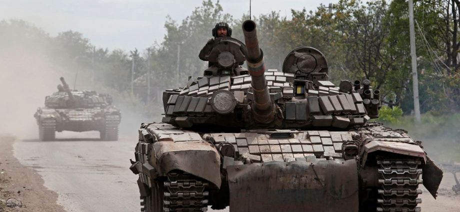 Rússia Declara Vitória em Luhansk, Mas Análises Sinalizam Realidade Divergente