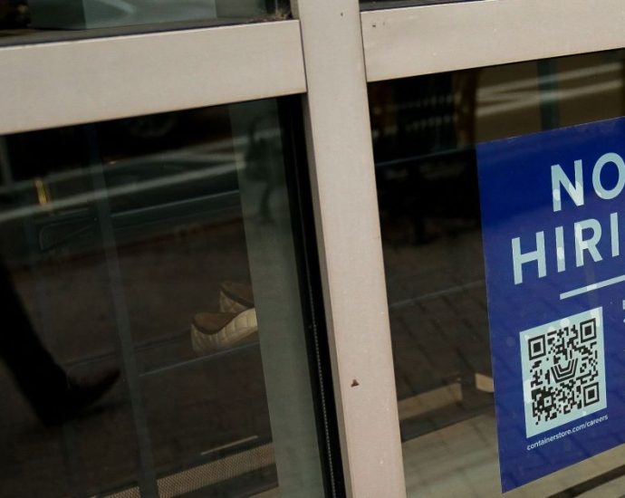 EUA registram aumento significativo de empregos, mas guerra no Irã gera incertezas no mercado