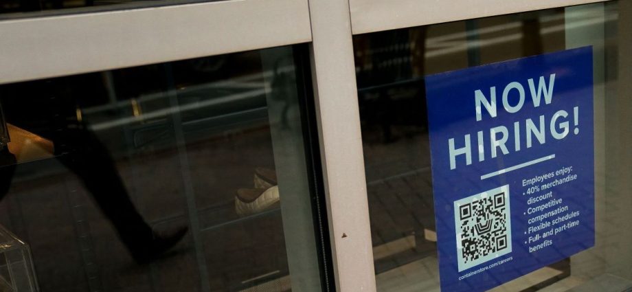 EUA registram aumento significativo de empregos, mas guerra no Irã gera incertezas no mercado