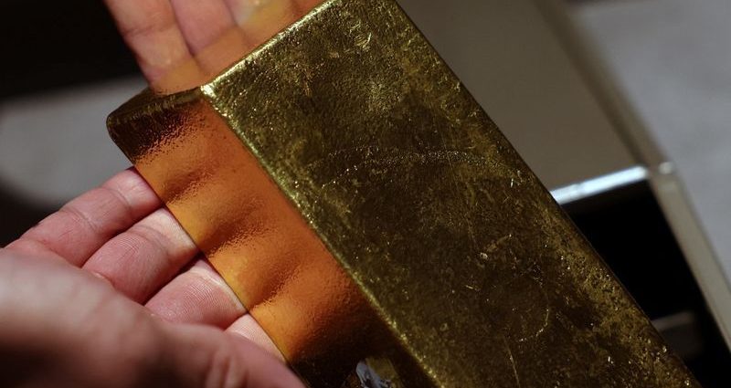 Ouro encerra dia em leve queda amid incertezas geopolíticas