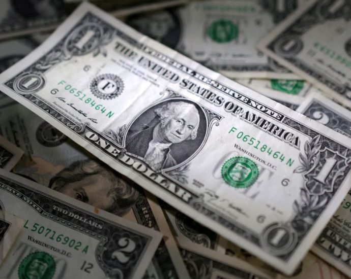 Dólar inicia semana em queda com expectativa de acordo entre EUA e Irã