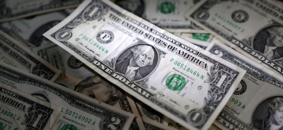 Dólar inicia semana em queda com expectativa de acordo entre EUA e Irã
