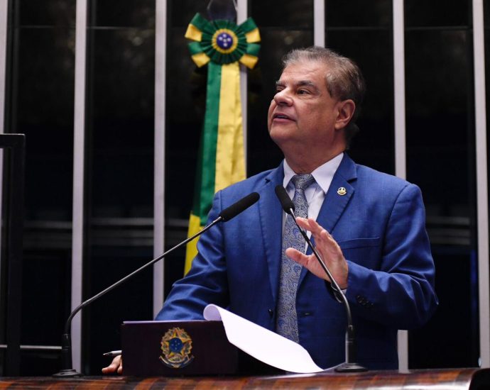 Educação é aposta no futuro, afirma senador Nelsinho Trad em podcast