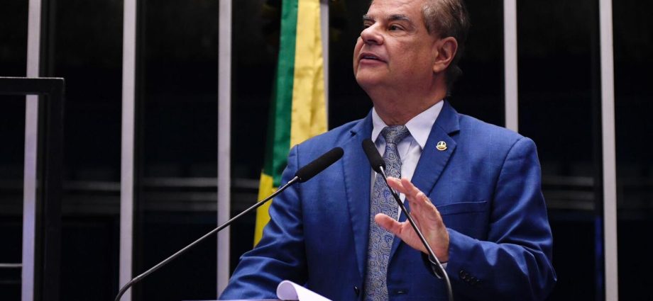 Educação é aposta no futuro, afirma senador Nelsinho Trad em podcast