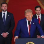 Anne Applebaum critica abandono da democracia por Trump