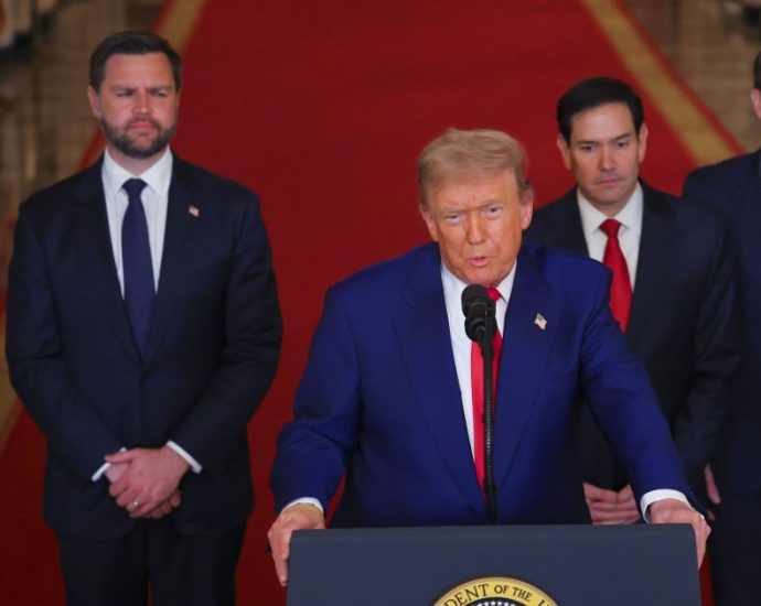 Anne Applebaum critica abandono da democracia por Trump