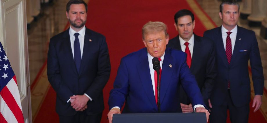 Anne Applebaum critica abandono da democracia por Trump