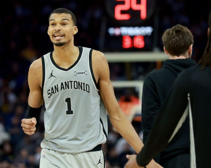 Wembanyama brilha e Spurs superam Warriors na NBA