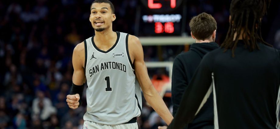 Wembanyama brilha e Spurs superam Warriors na NBA