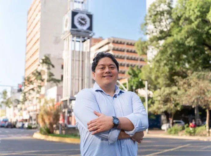 Roberto Oshiro intensifica campanha para conquistar eleitores indecisos