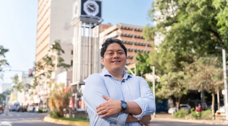 Roberto Oshiro intensifica campanha para conquistar eleitores indecisos