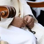 Papa se une a crianças para rezar o Terço pela paz no Vaticano