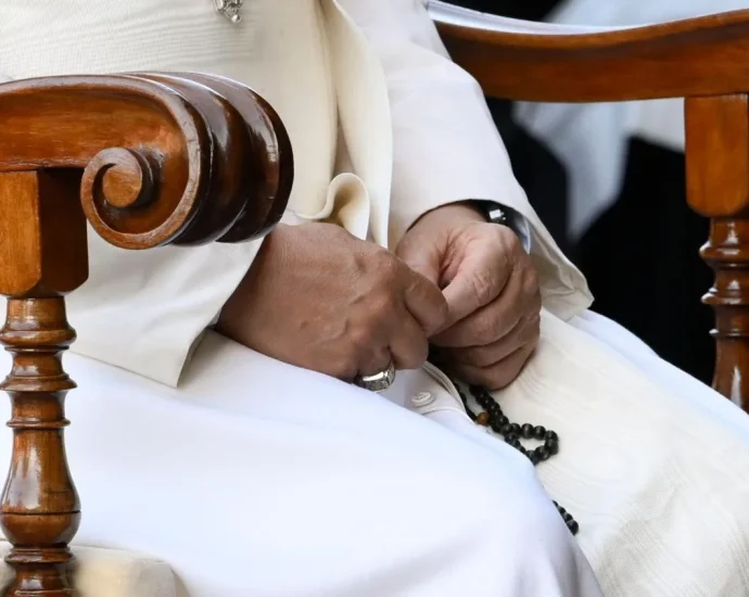 Papa se une a crianças para rezar o Terço pela paz no Vaticano