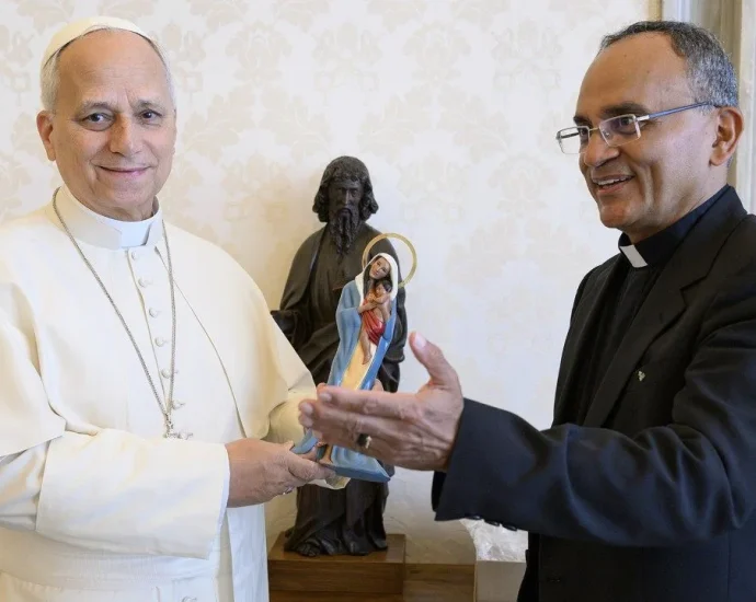 Papa Leão XIV recebe imagem de Nossa Senhora da Amazônia