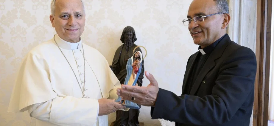 Papa Leão XIV recebe imagem de Nossa Senhora da Amazônia
