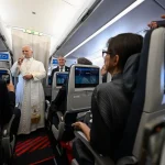 Papa Leão XIV embarca para a França com mensagem de paz