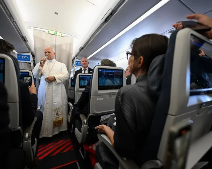 Papa Leão XIV embarca para a França com mensagem de paz