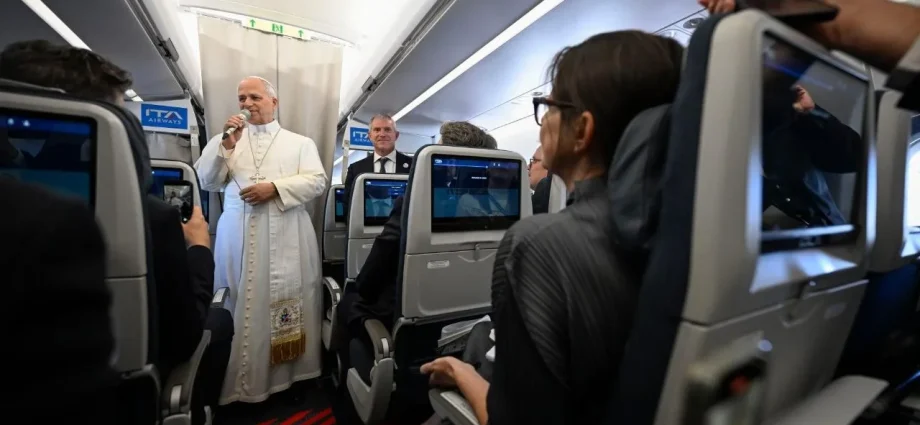 Papa Leão XIV embarca para a França com mensagem de paz