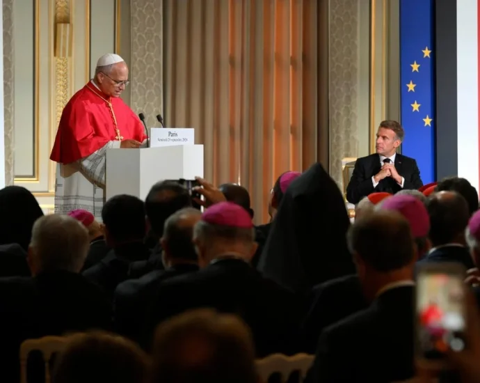 Papa Leão XIV defende dignidade humana e paz em discurso na França