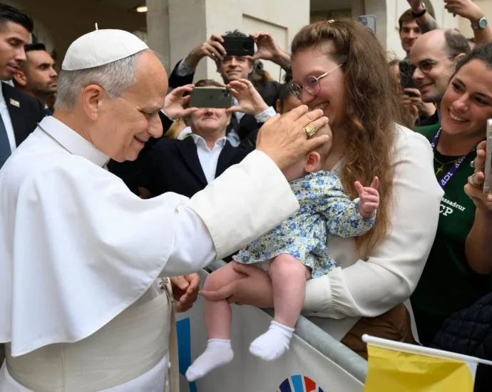 Primeiro Dia do Papa Leão XIV na França: Um Minuto de Reflexão