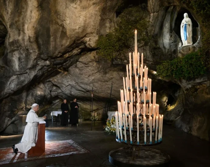 Papa Leão XIV reza em Lourdes contra o ódio e a violência