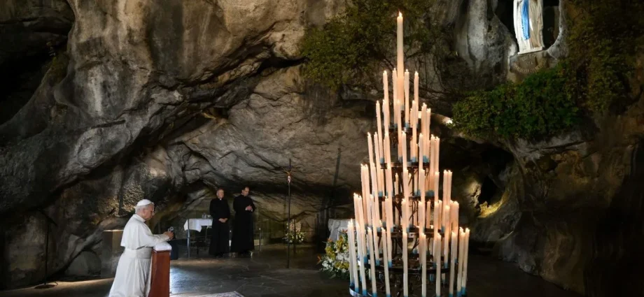 Papa Leão XIV reza em Lourdes contra o ódio e a violência