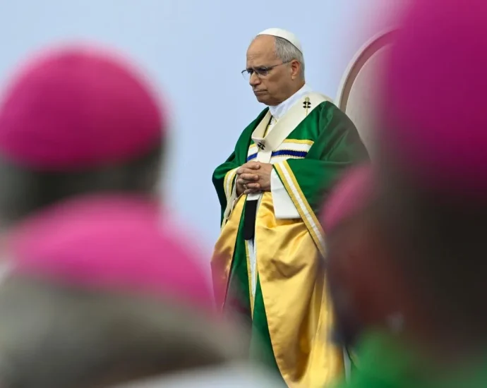 Papa Leão XIV se compromete a combater abusos após encontro com vítimas