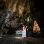 Papa Leão XIV encerra visita a Lourdes com procissão e oração do terço