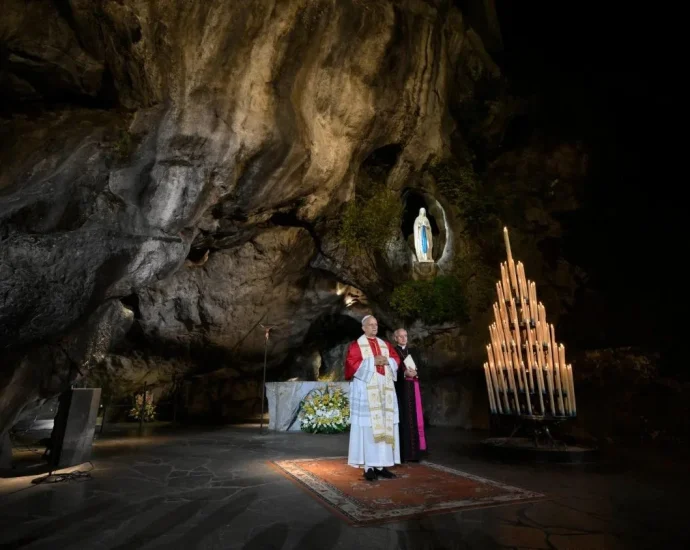 Papa Leão XIV encerra visita a Lourdes com procissão e oração do terço