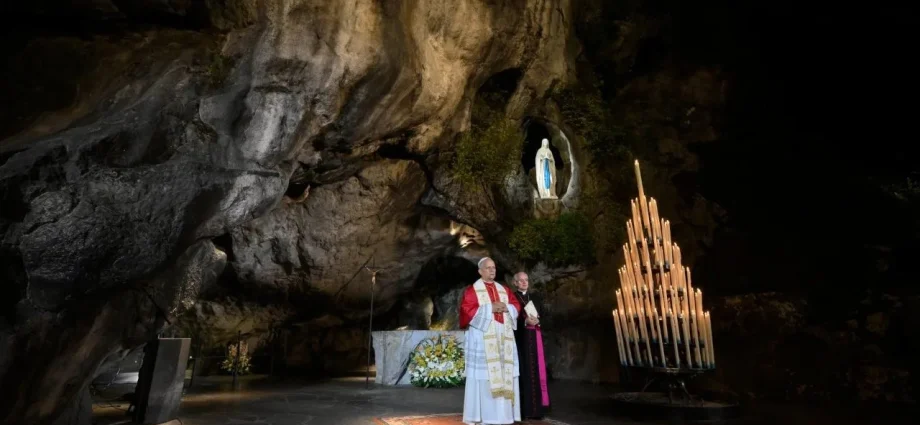 Papa Leão XIV encerra visita a Lourdes com procissão e oração do terço