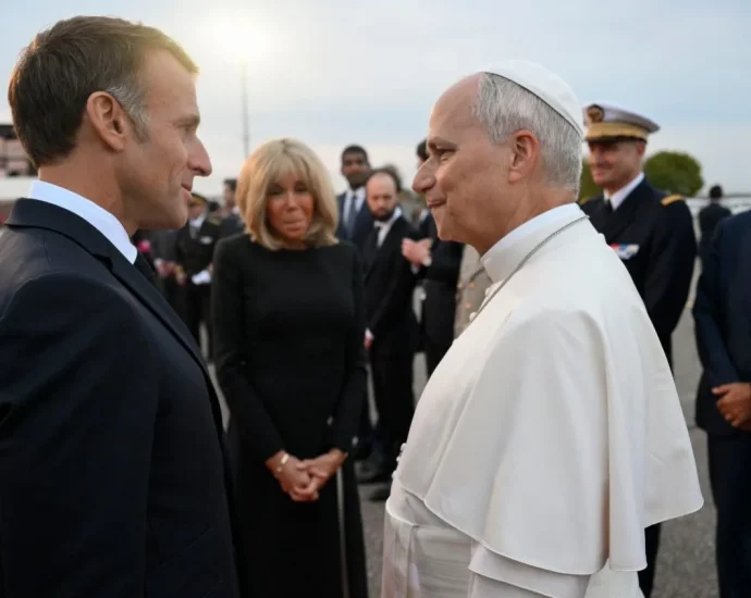 Papa Leão XIV conclui visita à França e retorna a Roma