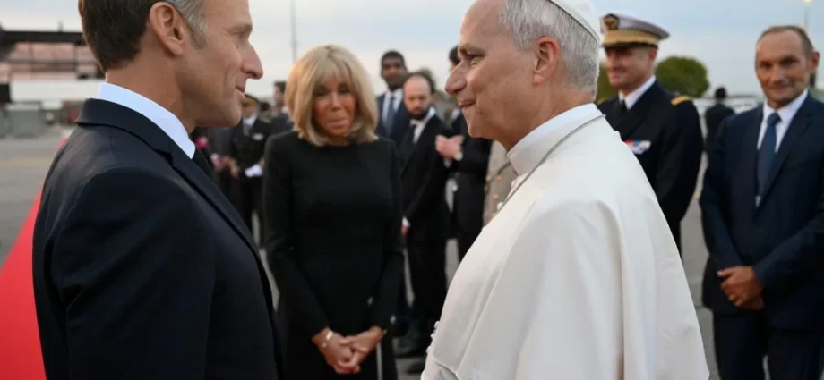 Papa Leão XIV conclui visita à França e retorna a Roma