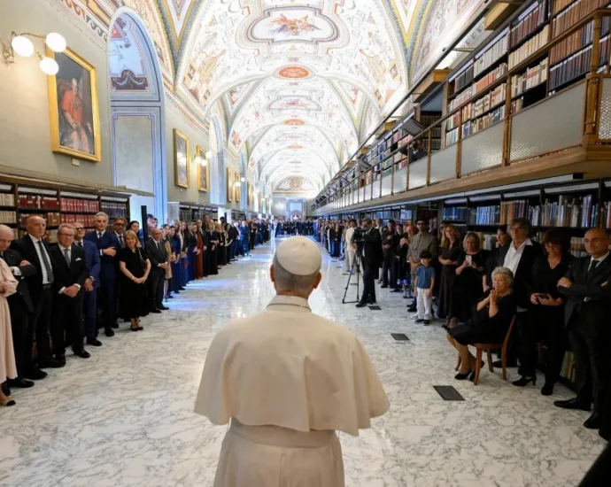 Papa Leão XIV inaugura exposição na Biblioteca Vaticana em celebração ao seu aniversário