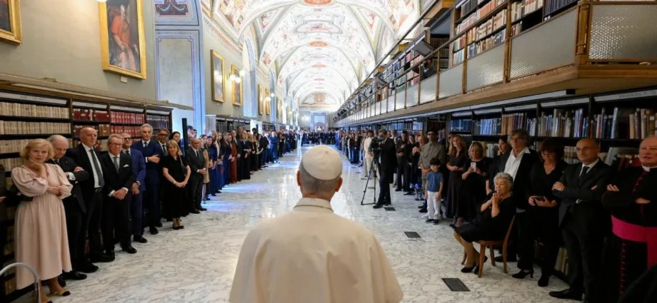 Papa Leão XIV inaugura exposição na Biblioteca Vaticana em celebração ao seu aniversário