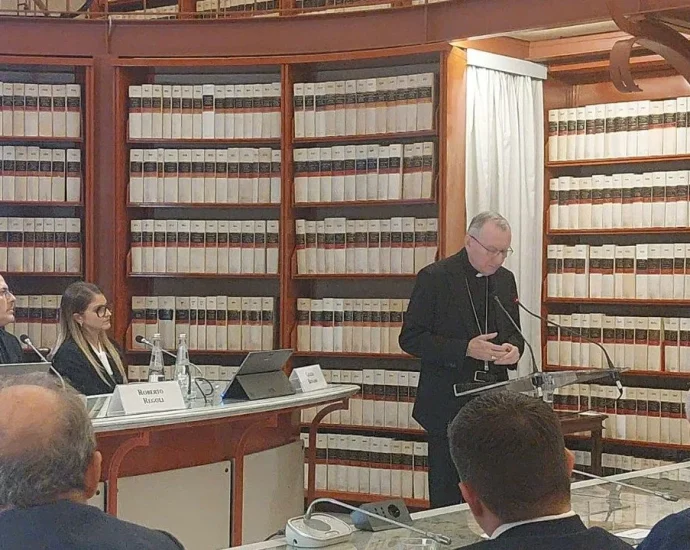 Urgente Governança da Inteligência Artificial, Afirma Cardeal Parolin em Simpósio