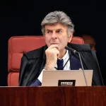 Ministro Fux vota por manutenção de prisões no caso do Banco Master