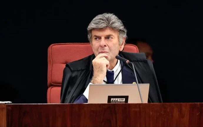Ministro Fux vota por manutenção de prisões no caso do Banco Master