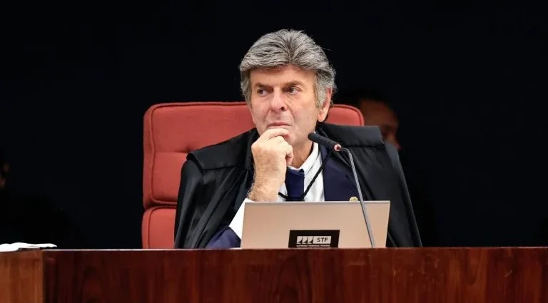 Ministro Fux vota por manutenção de prisões no caso do Banco Master