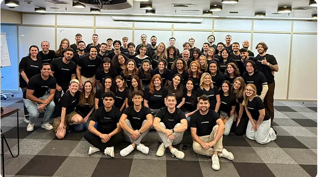Inovação em Ensino de Inglês: Método Com IA Promete Fluência em Menos de 12 Meses
