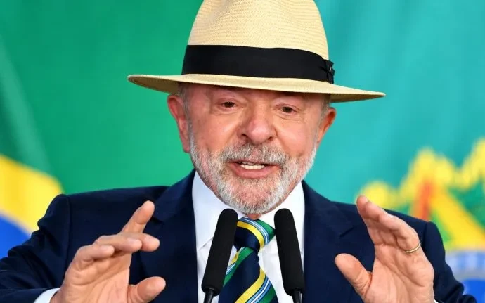 Lula cobra transparência em investigações do Banco Master durante comício em Curitiba