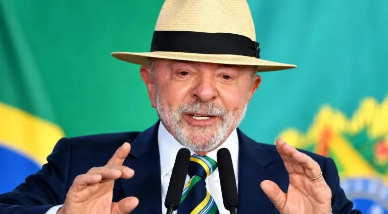 Lula cobra transparência em investigações do Banco Master durante comício em Curitiba