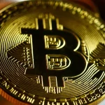Bitcoin registra alta de 6% após decisões do Fed e mudanças regulatórias nos EUA