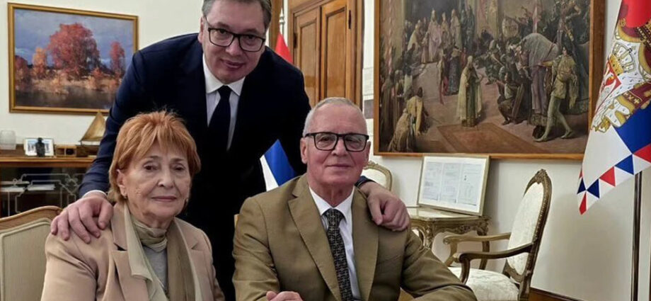 Mãe de Aleksandar Vucic é atacada em Belgrado no dia da eleição, diz partido