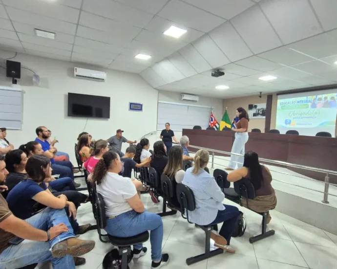 Lavínia discute expansão do ensino em tempo integral com jornada das 7h às 16h